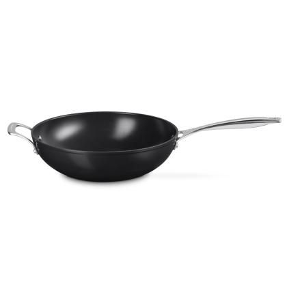 224136 neprilnava panev essential 30 x 9 cm cerna hlinik le creuset