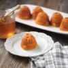 Pekač za kolače BEEHIVE, za 6 mini kolača, zlatna, Nordic Ware