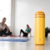 Putna šalica RECHARGE ANYTIME 460 ml, sa infuzorom za čaj, boja senfa, Viva Scandinavia