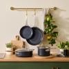 223656 2 panev na sote essential 26 cm 4 l cerna hlinik le creuset