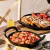 223356 1 venkovni panev bbq 25 cm cerna litina le creuset
