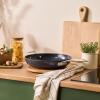 224238 1 neprilnava panev essential 30 x 6 5 cm cerna hlinik le creuset